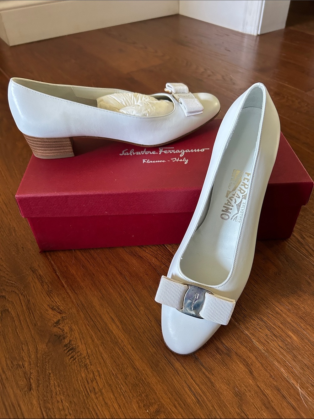 NIB Salvatore Ferragamo White Vara Bow Leather Flats